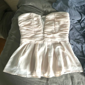 Axelbandslös topp - Off shoulder peplumtopp i fint skick, utom en liten defekt (bild 3) men inget man tänker på när man bär den
