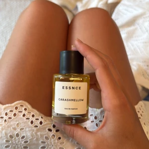 ESSNCE Carashmellow Eau de Parfum - Carashmellow från ESSNCE, otroligt god! Tiktok viral. Fick dubbelt i present. Bara använd en gång så nästan all vätska är kvar🤍 