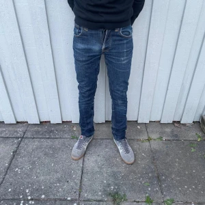 Nudie jeans  - Nudie jeans - Modell: Grim Tim - Storlek: W28/L32(sitter något mindre) - skick: 8,5/10 - Nypris runt 2000kr *ÅTERPUBLICERING