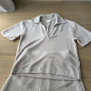 Beige stickat set - Ett beiget stickat set med matchande tröja och shorts🩷 från H&M🩷 tröjan i strl xs & shortsen i strl xs🩷