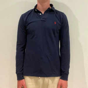 Mörkblå långärmad piké från Ralph Lauren - Marinblå Ralph Lauren Piké || Storlek S || Pikén är i bra skick || Mitt pris 499kr || Modellen på bilden är 170cm och väger 62kg || Tveka inte på att höra av dig vid frågor eller funderingar 