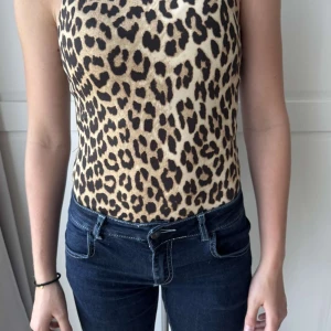 Leopardmönstrad body  - Säljer en snygg ärmlös bodysuit med leopardmönster. Tight passform och stretchigt material🩷