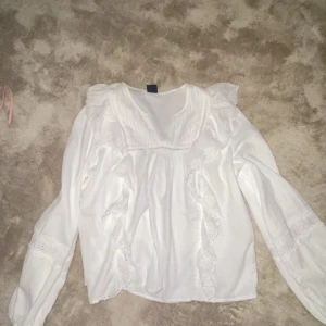 gullig blus - sjukt söt blus med fina volanger som inte har använts nånsin. säljer pg av att jag inte finner användning till den. luftigt material. köpte för 400 i nypris!!💓💓