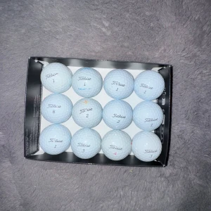 PRO V1/V1X - Bilderna visar ett dussin med Titleist Pro V1 golfbollar. A klass