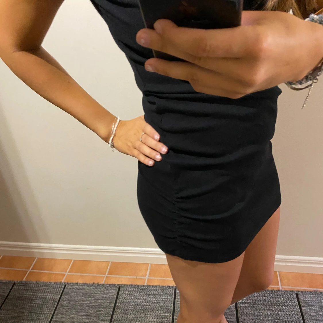 Svart tight kortklänning - 2