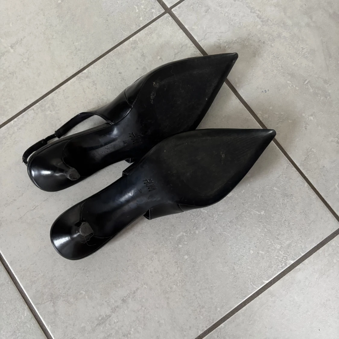 Svarta klackar med spetsig tå från H&M - 1