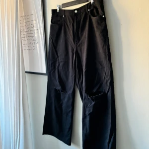 Svarta jeans - Köptes nya med prislapp från Vinted, de är tyvärr för stora för mig runt midjan, använda ett fåtal gånger samt de är avklippta för att passa mig i längden.  Ca 92 i midjan utan att dra ut de fullt ut samt 100cm ca i längden.