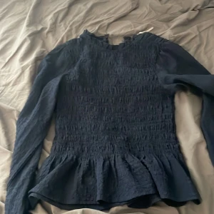 Mörkblå blus med volang från ONLY - Orginal pris 400  den passar mig forf som är 164 i storlek