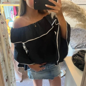 Zara blus - Så fin blus från Zara🎀Finns ej att få tag på, super skick! Storlek M, liten i storleken så passar även XS-S. Skriv vid intresse eller frågor!🩷