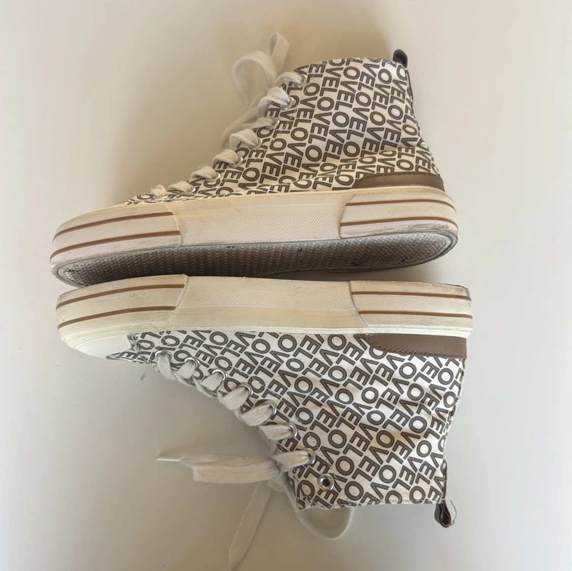 Vita sneakers med LOVE-print från Graceland - 2