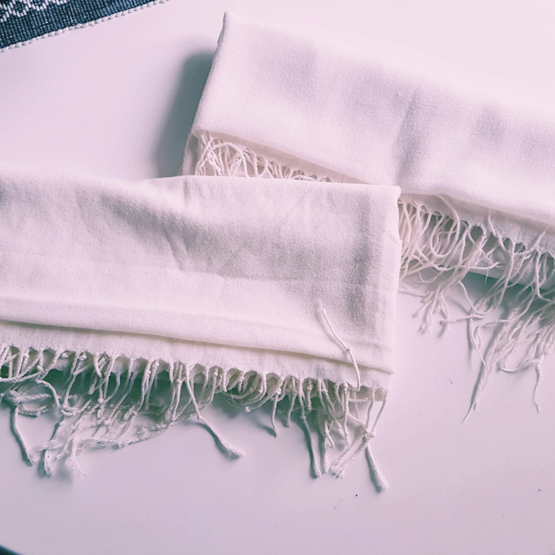 Vit halsduk med fransar - 2