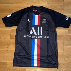 Psg matchtröja storlek L - Storlek: L.  Fin replika med grym kvalitet. Helt ny. Pris: 300:-. Först till kvarn 