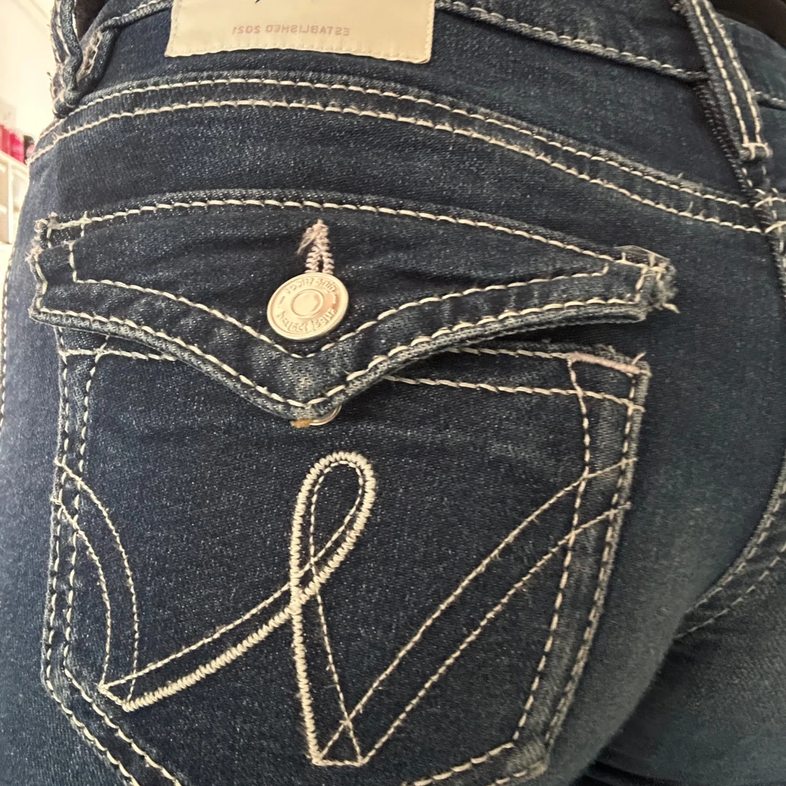 Blå bootcut jeans från Gina Tricot (ordinarie pris 430kr) - 2