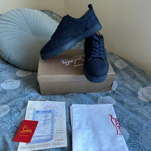 Mörkblå loubs  - Hej jag säljer mina skor som är helt nya och allt följer med 