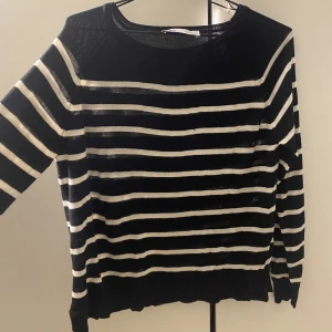Zara Tröja - Randig Stickad tröja från Zara. Super snygg🥰Använd ett fåtal gånger och har därav inga defekter🤗