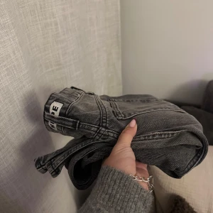 Grå jeans med rak passform - Snygga grå jeans i klassisk rak modell med fem fickor och bälteshällor. Jeansen har en cool tvättad look och är tillverkade i kraftigt denimtyg. Perfekta för dig som gillar en stilren och avslappnad vibe.