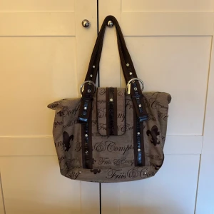 Friis & company väska - Snygg unik Friis & company väska!! Bra skick utöver defekterna som är på bilden ovanför!