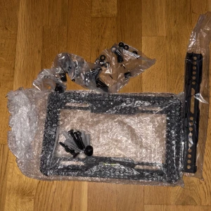 M Universal Wallmount Fixed Small - Smidig och robust väggfäste för TV-skärmar mellan 24-55 tum. Klarar upp till 50 kg och passar flera VESA-standarder. Perfekt för dig som vill ha en stilren och säker montering av din TV på väggen. Allt monteringsmaterial ingår. Öppnad men oanvänd. Ny pris 400