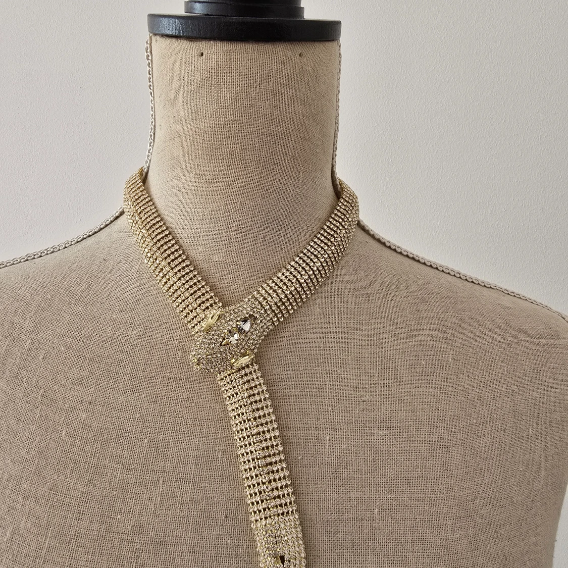 Glittrigt guldfärgat ormhalsband - 1