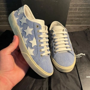 Saint Laurent sneakers med stjärnor - Säljer dessa otroligt sällsynta saint Laurent limeted edition skorna. Storlek 35 sitter som 36, skick otroligt bra använda 1 gång 9,5/10. Allt orginal finns låda dustbags kort. Hör av er vid frågor nypris 8k 