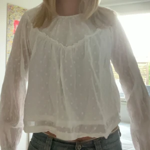 Jättefin vår blus💕🩷 - Passar perfekt nu på våren och jättefint och skön att bära även året om. Den är prickig och har en fin volang längst ut på ärmarna💗