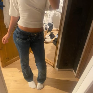 Lågmidjade blå jeans från LTB - Säljer ett par jättesnygga blå jeans med låg midja och klassisk straight fit från LTB. Modellen är valerie. Säljer då jag inte har användning av dem. 