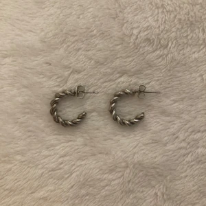 Örhängen i silver - • Bra skick