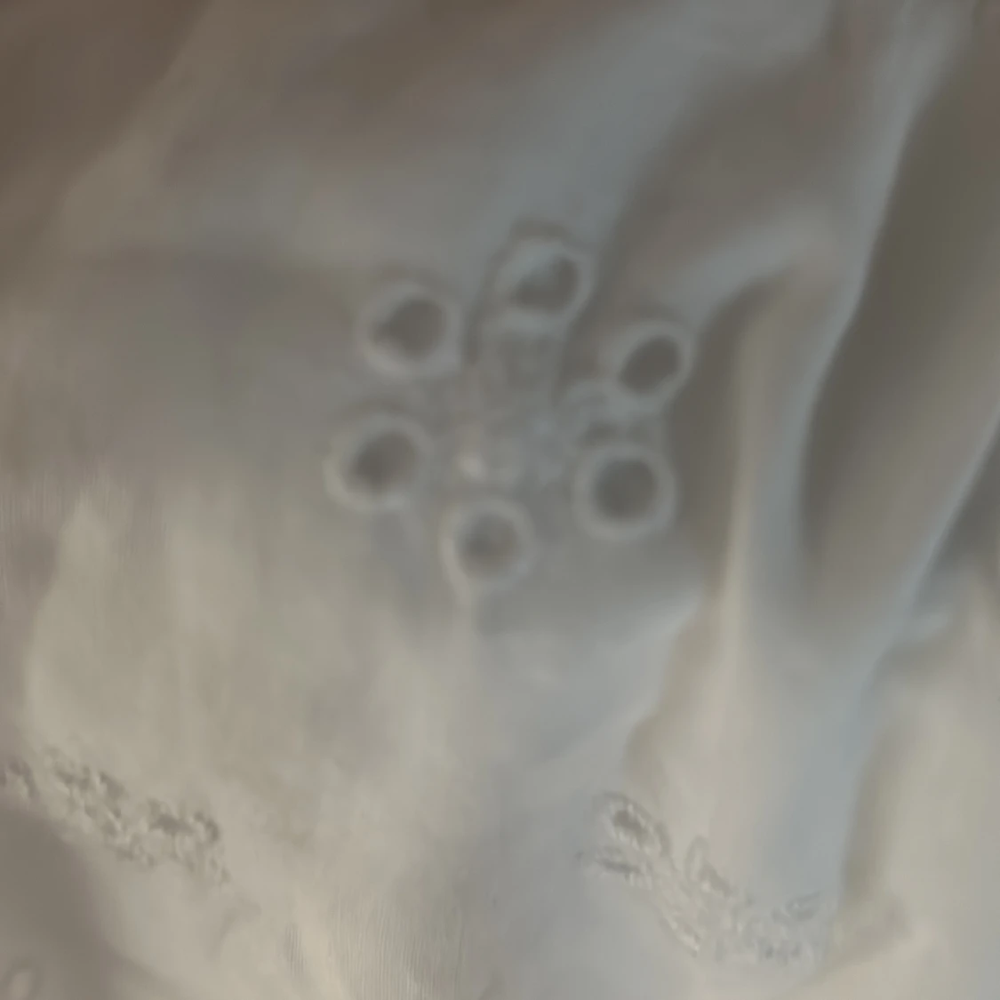 Vit långkjol med broderade blommor - 3