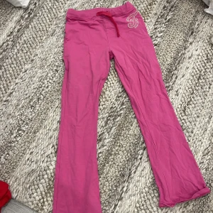 Rosa mjukisbyxor - Rosa mjukisbyxor logga på höften och dragsko i midjan. Bootcut