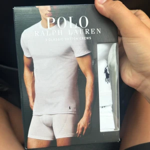 3 pack Ralph lauren T-shirt helt ny - HELT HELT NY Ralph lauren 3 pack t-shirt. Storlek M. SKICKAR JÄTTEJÄTTEGÄRNA MED POSTNORD!!!!                                                       Pris kan diskuteras 