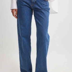 Blå raka lågmidjade jeans - Säljer dessa jeansen då de inte kommer till användning längre, skicka om du vill ha fler bilder💗