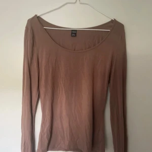 Brun, långärmad U-ringad topp från SHEIN - En enkel och tight/stretchig brun långärmad topp från SHEIN i storlek S