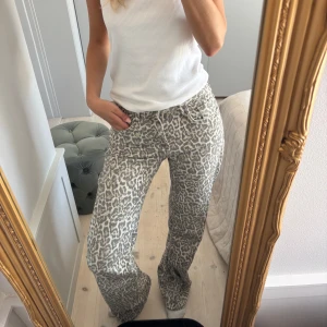 Leopard jeans - Så fina jeans i leopardmönster! som nya💞💞