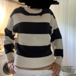 Randig stickad tröja från H&M Divided - Snygg stickad tröja från H&M Divided i svart och vitt med breda ränder. Använd en del och har därför lite fläckar vid armarna (kolla bild)💕