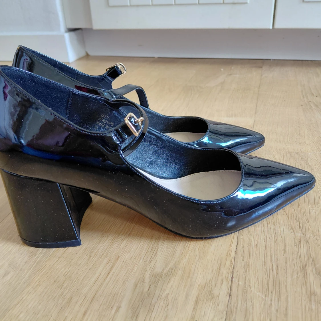 Svarta lackpumps med blockklack