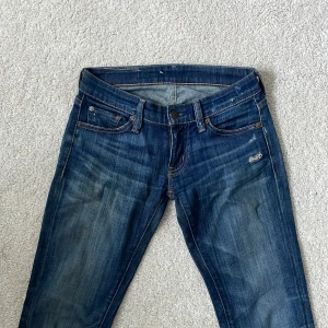 Ralph Lauren skinny jeans blå, stl 24 - Snygga blå skinny jeans från Ralph Lauren Denim & Supply. Klassisk femficksmodell med slitningar och snygg tvätt. Jeansen är i stretchigt material med 95% bomull och 3% polyester. Perfekta för dig som gillar en smal passform och cool vintagekänsla.