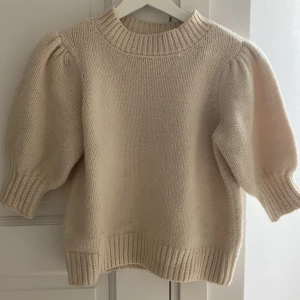 Beige stickad tröja från Grunt - Liten i storleken.