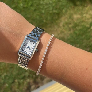 silver klocka - säljer min superfina silverklocka från ivy n rox eftersom jag har bytt till guld smycken, nypris 999kr 