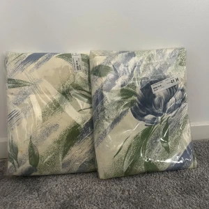 Påslakan  - Det här är ett 2-delat påslakanset, grönt och blått blommönster. Setet innehåller ett påslakan (150x210 cm) och ett örngott (50x60 cm). Båda för 100 kr. 📩 Skicka gärna ett meddelande vid frågor eller om du vill ha flera bilder! 🌸😊 📦 Jag skickar snabbt och packar alltid med omsorg!