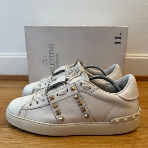 Valentino rockstud sneakers - Säljer nu dessa fina valentino skor | Använda men fortfarande fint skick | Storlek 40 | Kommer med box och kvitto | Hör gärna av er vid frågor eller funderingar 