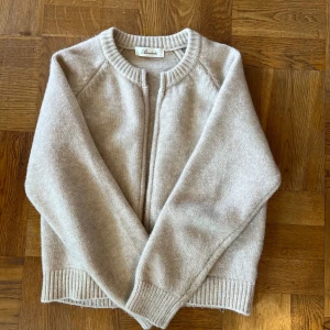 Beige stickad kofta från Alucedudu - Jätte gullig kofta storlek L men passar s/m också, koftan hade en zip innan men den åkte av personligen tycker jag den blev finare men de är smaksak!! Hör gärna av er om frågor 