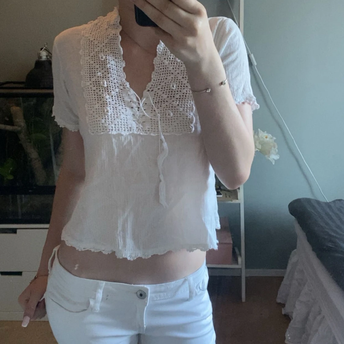 Vit blus med virkade detaljer