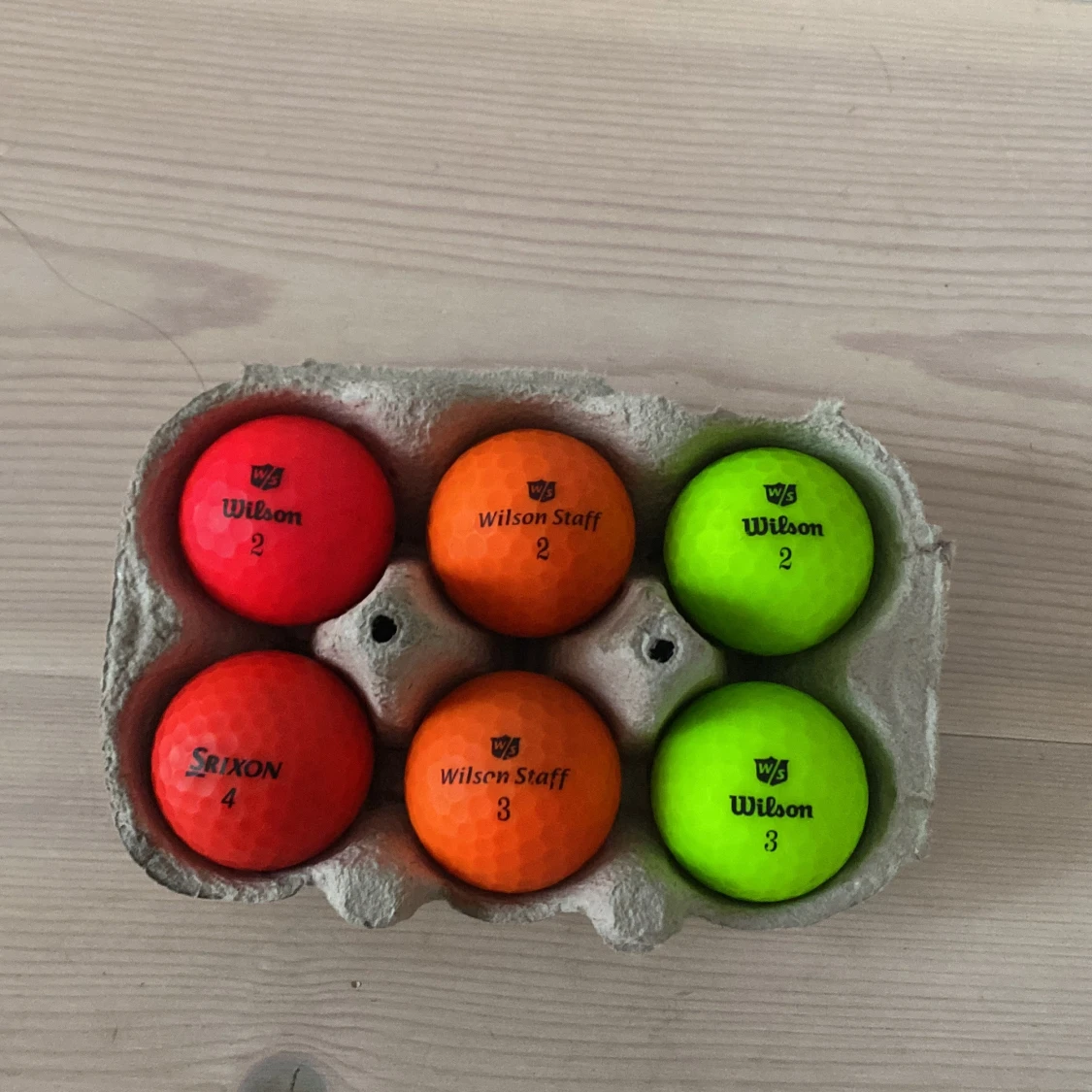 Wilson golf bollar i glada färger (en srixon)