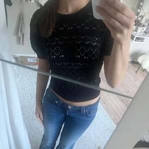 Svart stickad kortärmad tröja  - Säljer denna svarta stickade tröja💞💞 perfekt för hösten💞💞OBS: den är i M/L vilket är konstigt då den sitter perfekt på mig som är XS. 