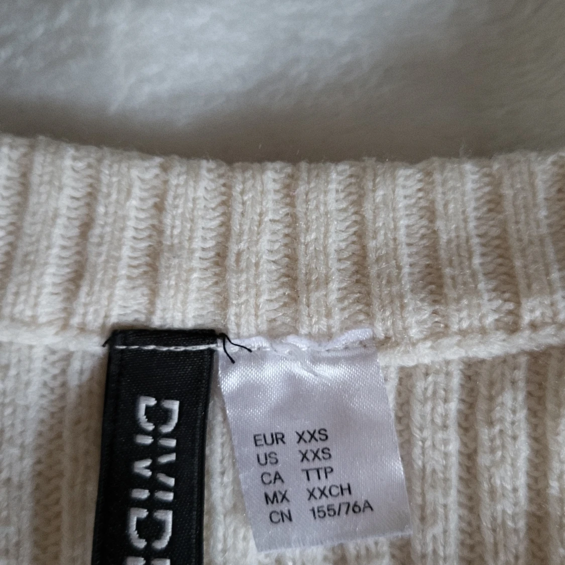 Beige ribbad kofta från Divided - 1