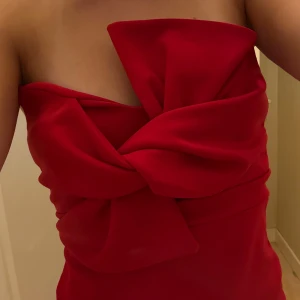 Röd omlottklänning - Röd omlottklänning i strl xs, passar även s. Nytt skick o tjockare material som kramar åt o framhäver former🩷