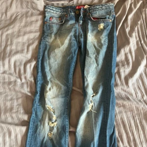 Low waist Bootcut jeans  - Fina vintage Bootcut jeans med hål vid knäna, säljer förjag inte andvänder längre😊de har inga defekter