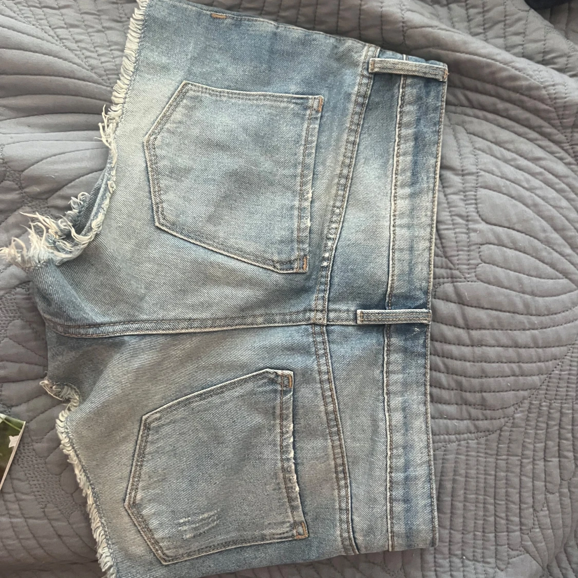 Blå jeansshorts med slitningar och pärlor - 1
