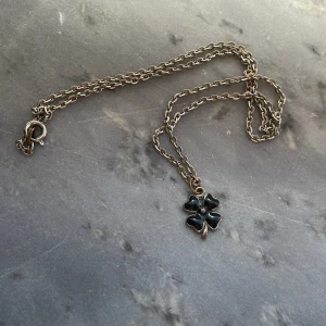 Halsband med fyrklöver - Halsband med svart fyrklöver💕