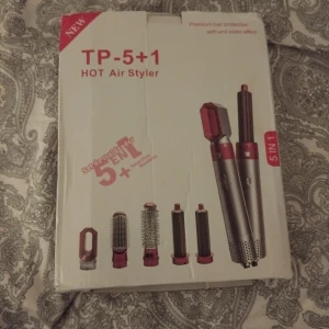 Hot Air Styler  - Multifunktionell hårstyler med fem utbytbara tillbehör för att föna, locka och borsta håret. Silverfärgad med röda detaljer. Perfekt för att skapa olika frisyrer med volym och glans. Kommer i originalkartong.❤️